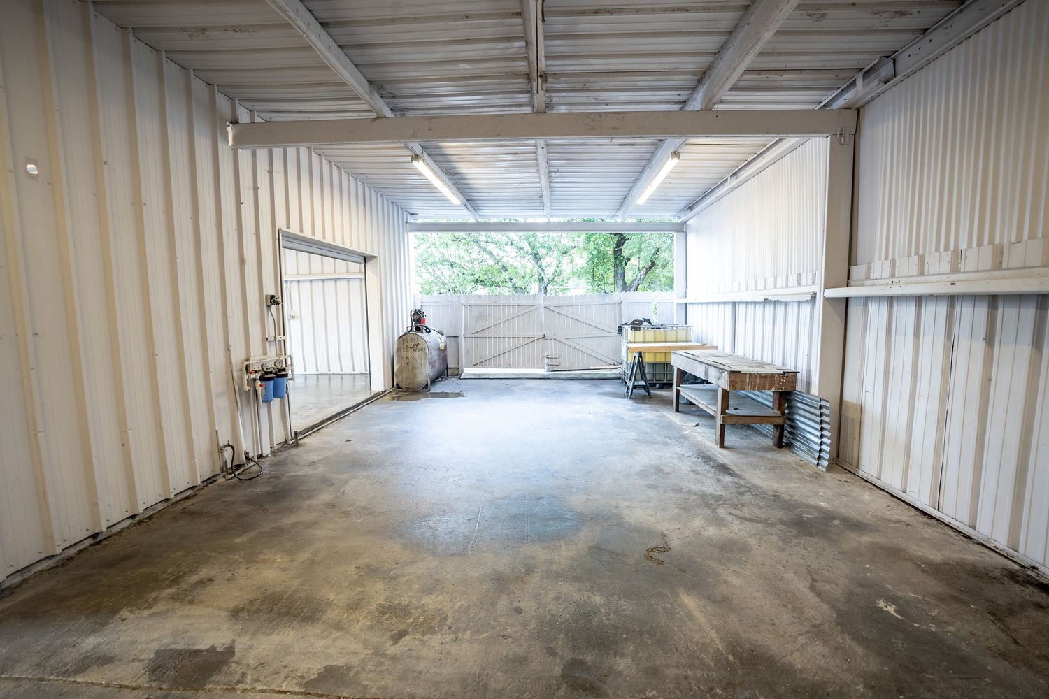 N. Florida Ave Warehouse or Automotive/Office/Showroom- 6,061 SF : 14041 N Florida Ave, Tampa, FL 33613